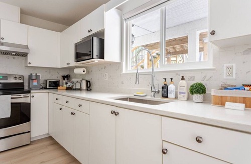 Burke Mountain House | Luxurious & Modern 2 Bedroom private Suite in Coquitlam 1 Family