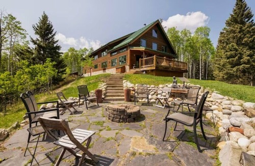 Bragg Creek House | Luxurious & Spacious home on 8 acres with 4-bedrooms +Office, 45min from Calgary