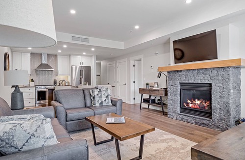 Canmore Condo | Luxury 1 Bedroom + Den Spring Creek Condo