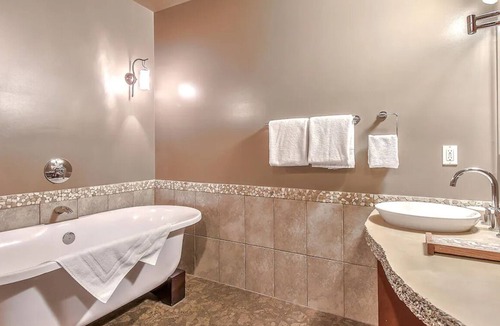 Canmore Hotel | Luxury 1100sqf penthouse W/M view,Hot Tub,Pool