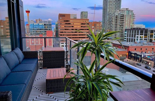 Connaught Condo | Luxury 2 Bed, Private XL Balcony Downtown, Free Parking