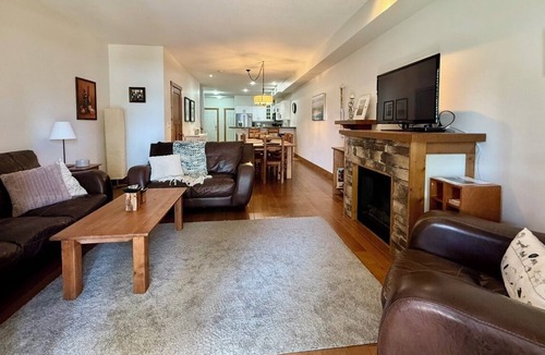 Osoyoos House | Luxury 3 bed 3 Bath Lake Front Townhouse in Canada’s Warmest City!