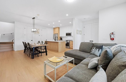 Renfrew House | Luxury 3 Master Suites! Renfrew Home 2 King bd with ensuite Baths & AC