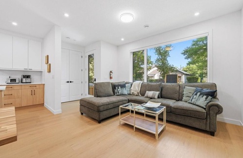 Renfrew House | Luxury 3 Master Suites! Renfrew Home 2 King bd with ensuite Baths & AC