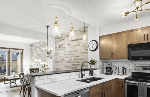 Cougar Creek House | Luxury 3BDRM - Chic Mountain Escape - BBQ/Fire Table