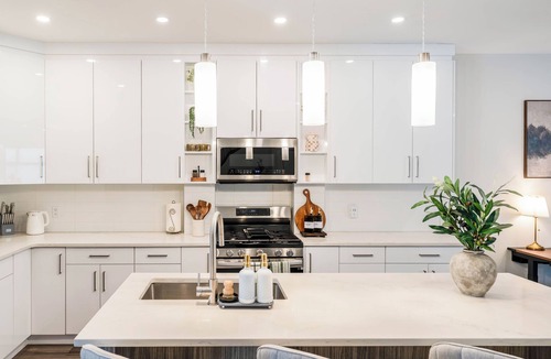 Forest Lawn House | Luxury 3BR Retreat Near Downtown | 5-PC King Ensuite +Private Balcony | Sleeps 6