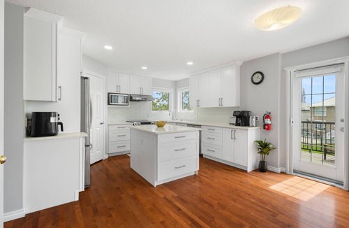 Panorama Hills House | Luxury 4BR | 8 Guests, AC, Garage, Near YYC&Banff