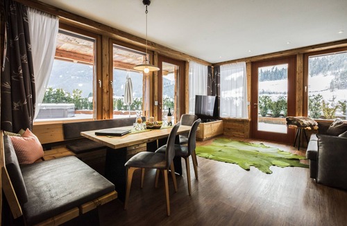 Lutago Apartment | Luxury Apartment Lodge with Terrace, Mountain View and Spa Access