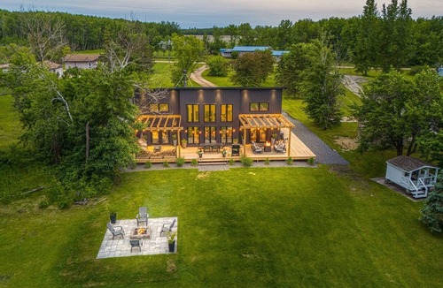 Lac du Bonnet Cabin | Luxury Cabin on the Creek, with sauna, in Lac Du Bonnet, Manitoba (sleeps 8)