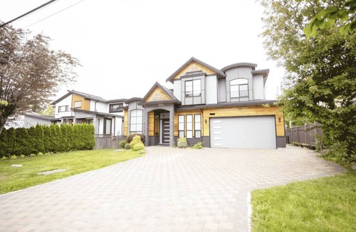 Delta House | Luxury Delta-Surrey Getaway | 5BR, Sleeps 14