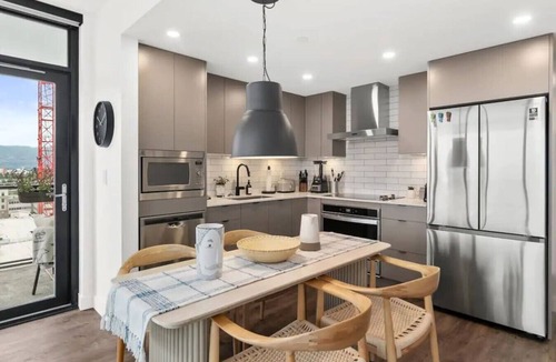 Downtown Kelowna Condo | Luxury Downtown Kelowna 2BR | Rooftop & Parking