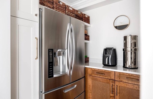 South Central Villa | Luxury Escape - Private Pool and Hot Tub (minutes to downtown) BL: 4090550