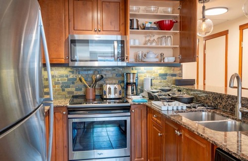 Cougar Creek Condo | Luxury Escape with Mountain Views | Deck & Tubs!
