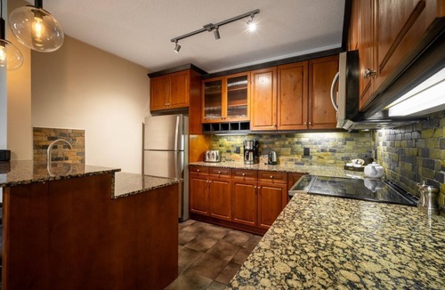 Cougar Creek Condo | Luxury Escape with Mountain Views | Deck & Tubs!