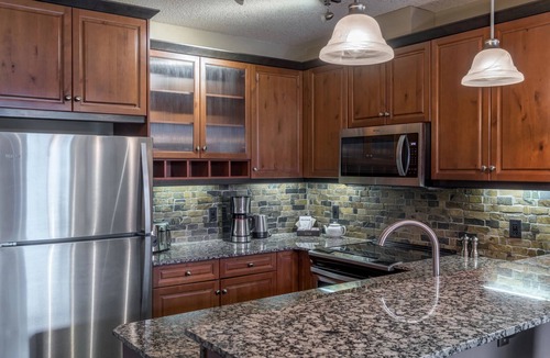 Cougar Creek Condo | Luxury Escape with Mountain Views | Deck & Tubs!