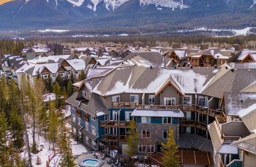 Cougar Creek Condo | Luxury Escape with Mountain Views | Deck & Tubs!