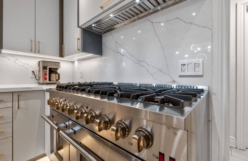 Etobicoke House | Luxury Executive Home Near Airport & Downtown