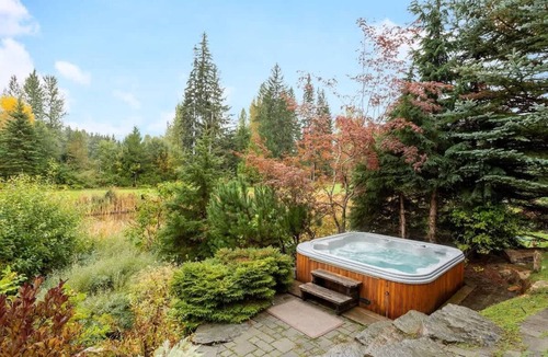 Nicklaus North House | Luxury golf course chalet with hot tub