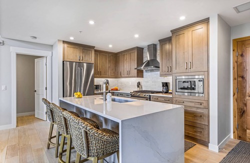 Canmore Condo | Luxury Great Views Hot Tub TWO Parking Stalls!