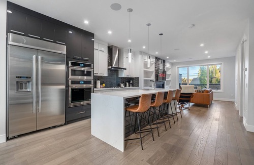 Parkhill-Stanley Park House | Luxury Home in Quiet Neighborhood near Downtown with Fast Wi-F & 3 Workspaces