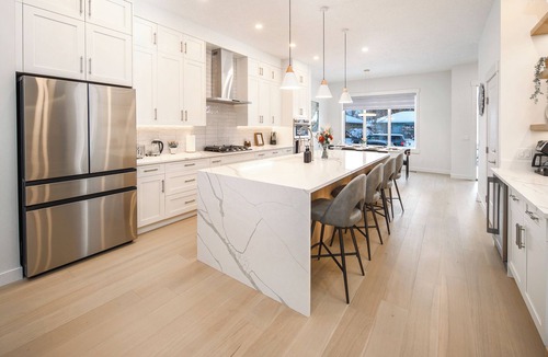 Banff Trail House | Luxury Inner City New Built & Garage & AC