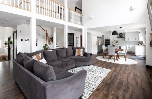 Vernon House | Luxury Lake view, minutes from the Kalamalka beach
