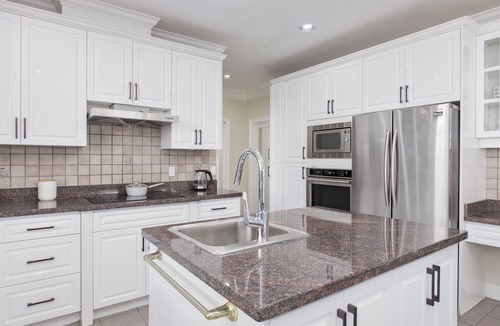 Richmond Apartment | Luxury Master King Suite. Ensuite. Free Parking .Central AC. Near YVR