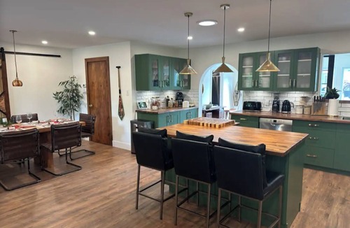 Vancouver House | Luxury OASIS w/private POOL & HOT TUB