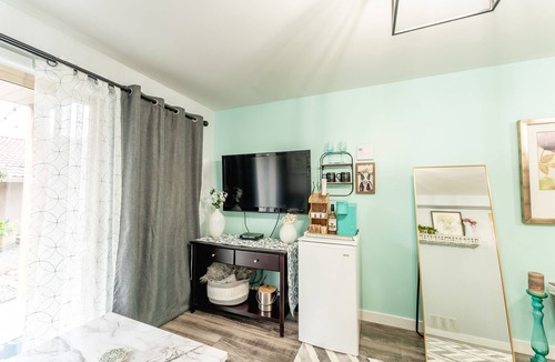 Osoyoos House | Luxury, Private Home with Pool & Hot Tub, near Golf Course and Beach!