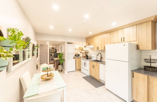 Osoyoos House | Luxury, Private Home with Pool & Hot Tub, near Golf Course and Beach!