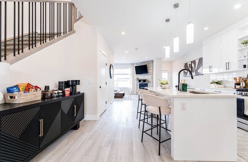 Forest Lawn House | Luxury Spacious 3BR Home Near Downtown With King Bed | Fast Wifi | Free Parking