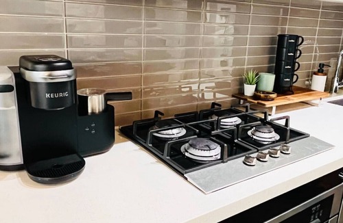 Connaught Apartment | Luxury Sunset Suite - Downtown, full kitchen, private balcony with FREE parking