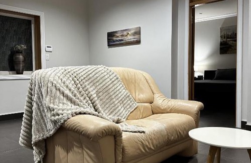 Vancouver South Apartment | Luxury Vancouver Suite Near Skytrain with Direct Access to YVR & Downtown