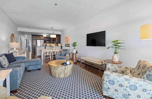 Queens Square Condo | Luxury Waterfront Marina Condo in Downtown