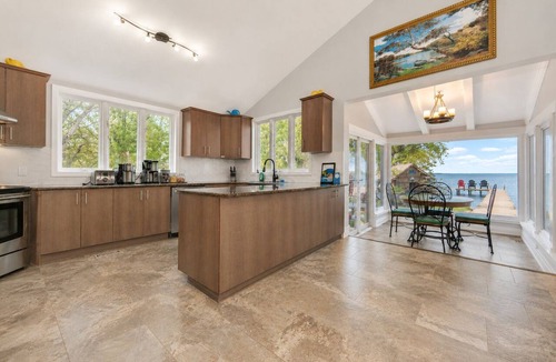 Keswick House | Luxury Waterfront Escape Near Toronto | Hot Tub, Sandy Beach & Amazing Views