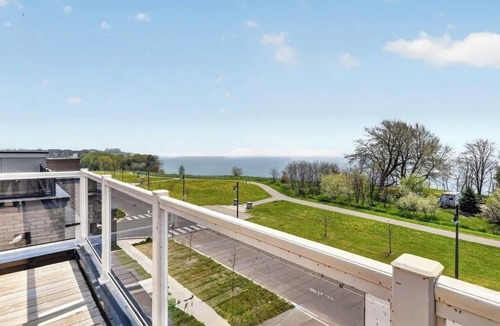 Bowmanville House | Luxury Waterfront Retreat | Walk to Beach | Sleeps 16