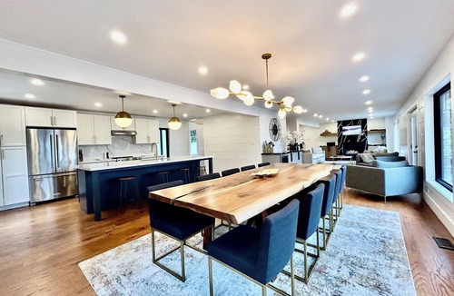 Seguin Cottage | Luxury Waterfront Retreat on Silver Lake