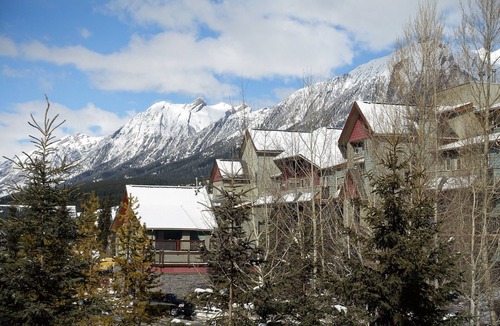 Canmore Condo | Mökki Mountain Suite - mountain views & private corner unit