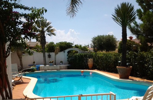 Colonia Elena Villa | Magnificent villa with swimming pool in beachfront residence