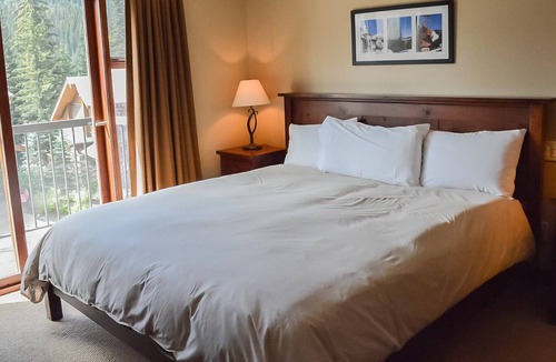 Sun Peaks House | Magnificent Multi Level Townhouse | Ski-in & Ski-out | Private Hot Tub