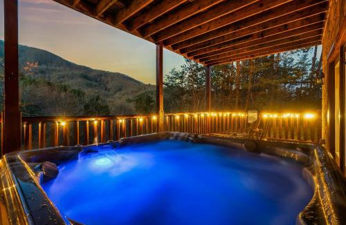 Smoky Mountains House | Magnificent Views Cabin! Summer and Fall Specials!