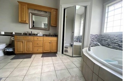 Calgary House | Main Level private Bathroom FREE Breakfst Airp7min