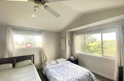 Calgary House | Main Level private Bathroom FREE Breakfst Airp7min