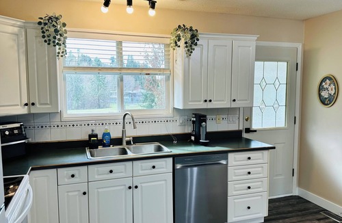Rutland House | Mainfloor 3 bedroom, sleep 5-6, Kelowna wineries retreats