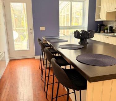 Gay Village Bed & Breakfast | Maison Des Jardins B & B