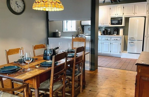 Ste Petronille House | Maison du quai: Heritage Home 1878 with Hot Tub & Fireplace