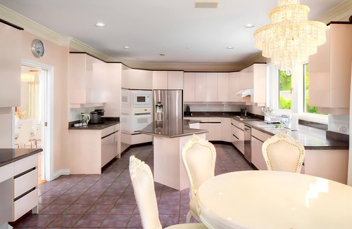 Kerrisdale House | Majestic Jacuzzi, BBQ & Game Room