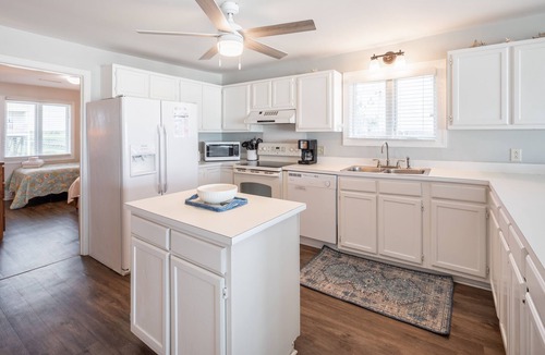 Folly Beach House | "Making Waves" Oceanfront/Pet Friendly/Less then 10 Steps to Beach off deck!