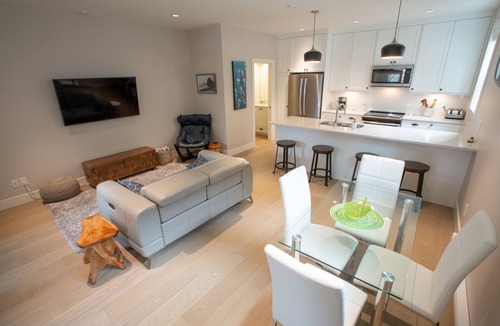 Sidney House | Malaview Retreat-Beautiful Townhouse in Lovely Sidney By The Sea by Victoria Prime!