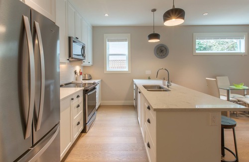 Sidney House | Malaview Retreat-Beautiful Townhouse in Lovely Sidney By The Sea by Victoria Prime!